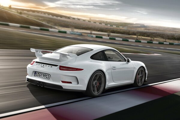Porsche на гоночной трассе в лучах Солнца