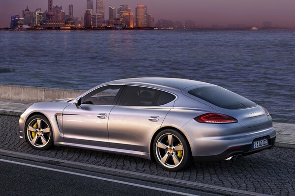 Foto de Porsche durante la puesta del sol contra el mar