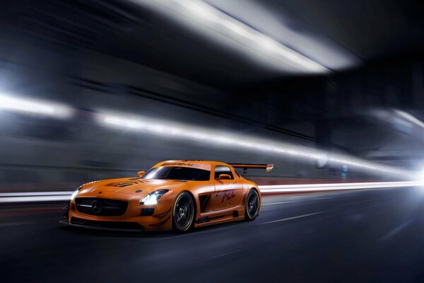 Mercedes Benz arancione cavalca il tunnel