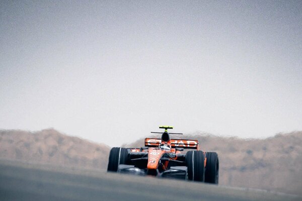 Sportowe autko na torze formuły