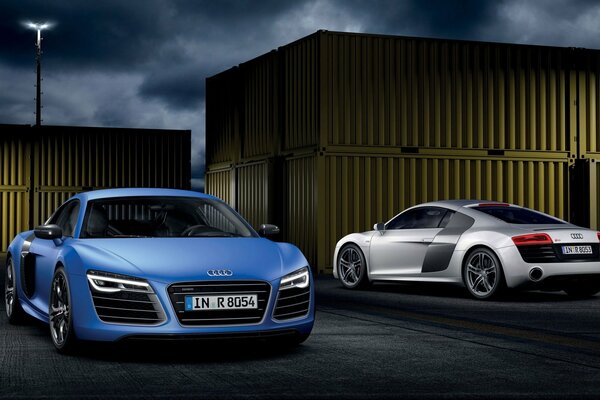 Audi r8 синий и серебристый на фоне контейнеров