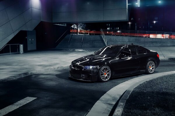 BMW negro y coupé es una locura, una locura hermosa y casi todo el mundo sueña con un coche de ensueño