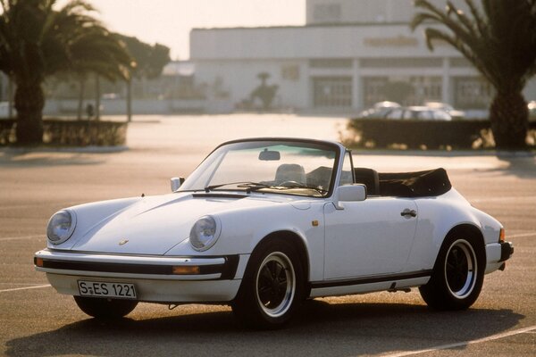 Bianco Porsche convertibile nel parcheggio in una giornata di sole