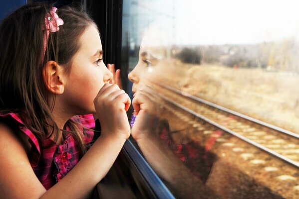 Bella ragazza nella finestra del treno