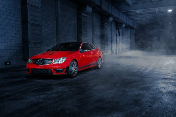 Красный mercedes c63 507 выпуска