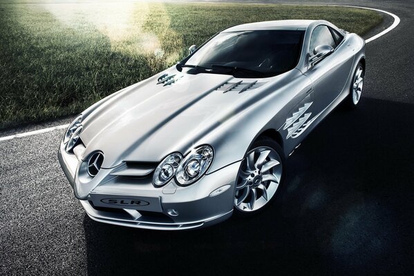 Mercedes argentata parcheggiata sulla strada