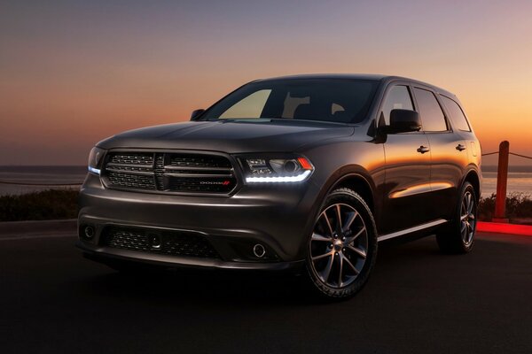 Durango SUV im Hintergrund des Sonnenuntergangs