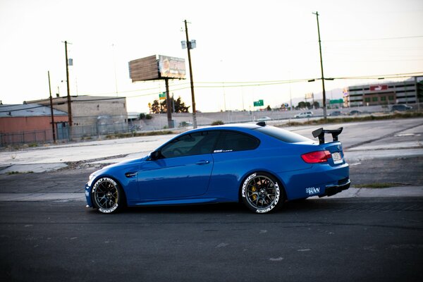 BMW bleu sur la route