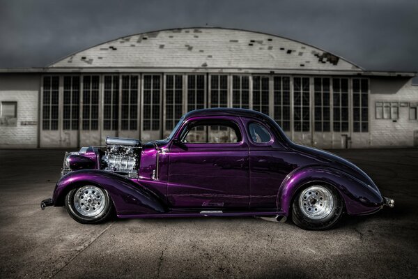 Klassische lila Auto hot rod auf retro street