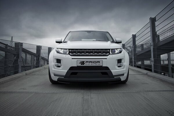 Weißer Land Rover, der auf einer Brücke steht