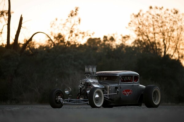 Ford modello a coupé al tramonto