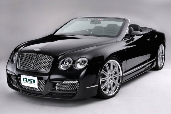 Negro Bentley convertible sobre fondo gris