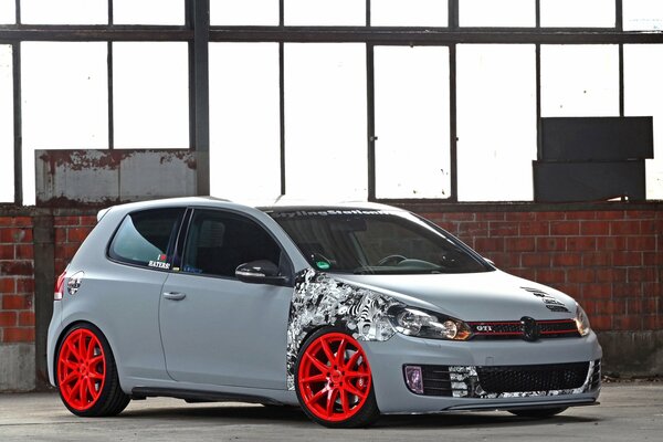 Volkswagen Golf szary na czerwonych felgach