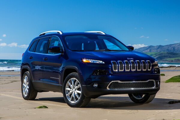 Jeep Cherokee blu sullo sfondo dell oceano