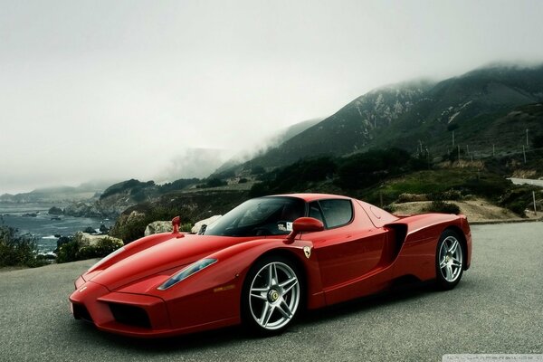 Rosso Ferarri su uno sfondo di rocce