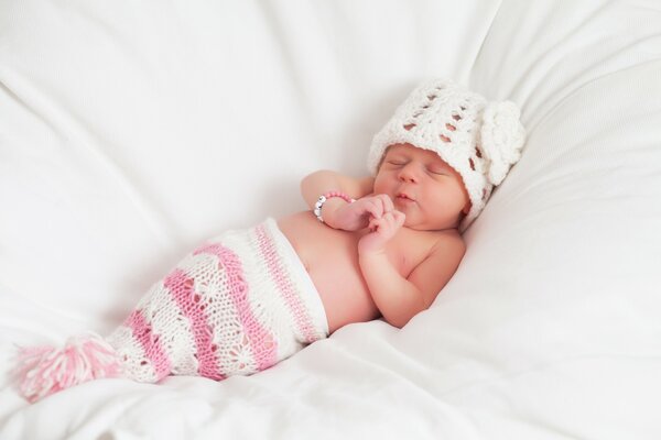 Petit ange dort dans un bonnet blanc