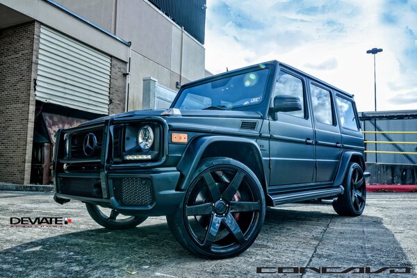 Mercedes Benz Gelandewagen G63 z czarnymi felgami