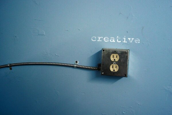 Double prise murale bleue
