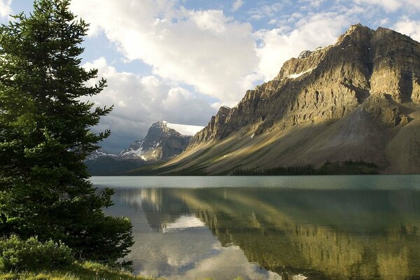 Rivière au pied des montagnes, nature envoûtante