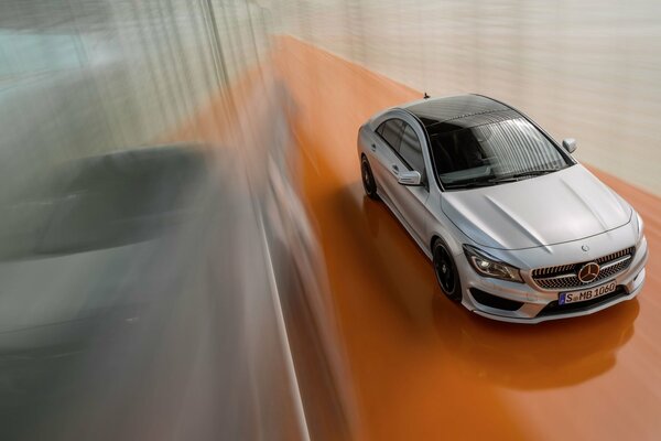 Vue de la Mercedes-benz argentée d en haut en mouvement