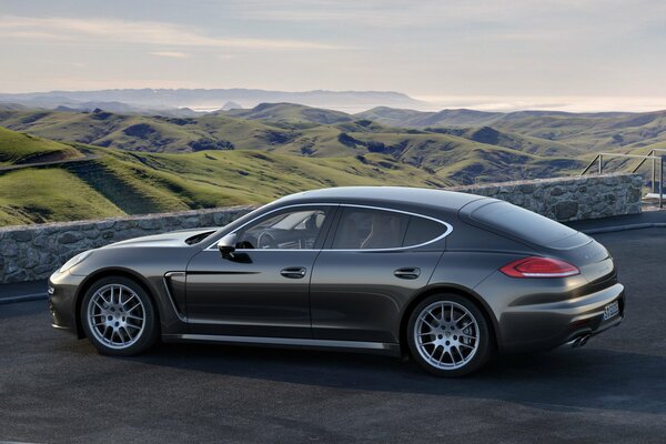 Auto Porsche Panamera di colore Nero