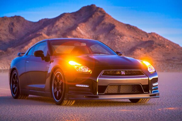 Автомобиль Nissan gt-r 2014 на фоне горы