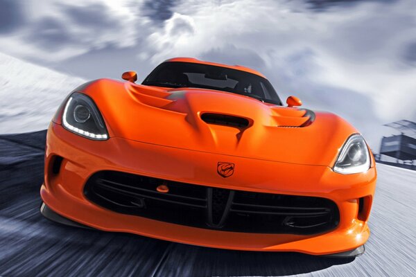 Supercar orange vole sur la piste