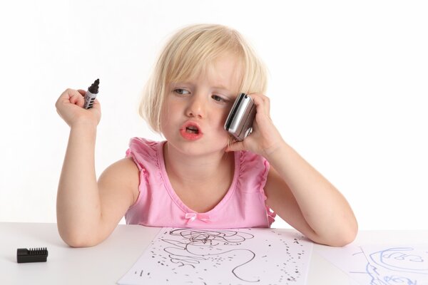 La chica habla por Teléfono