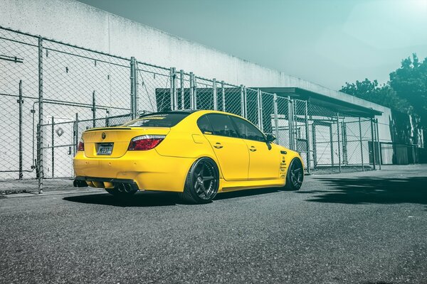 Tuning amarillo, Llantas, base militar