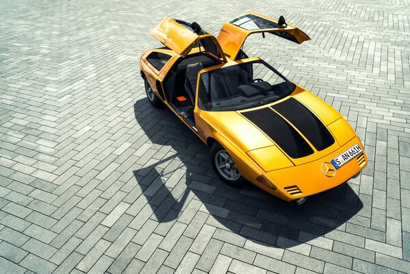 Prototipo amarillo C111 en adoquines