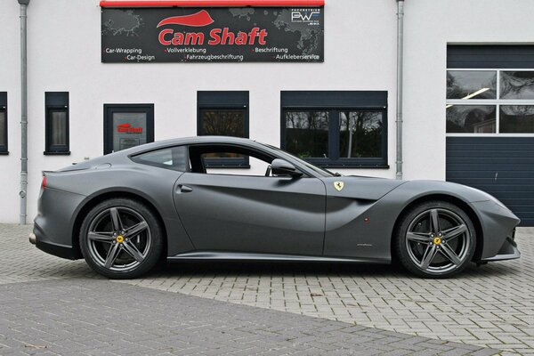 La nouvelle puissante Ferrari F12 se tient devant le bâtiment