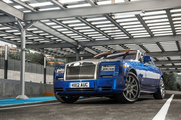 Rolls royce фантом синий вид спереди