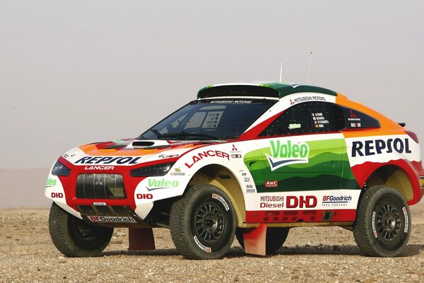 Vista laterale di una mitsubishi sportiva nel deserto