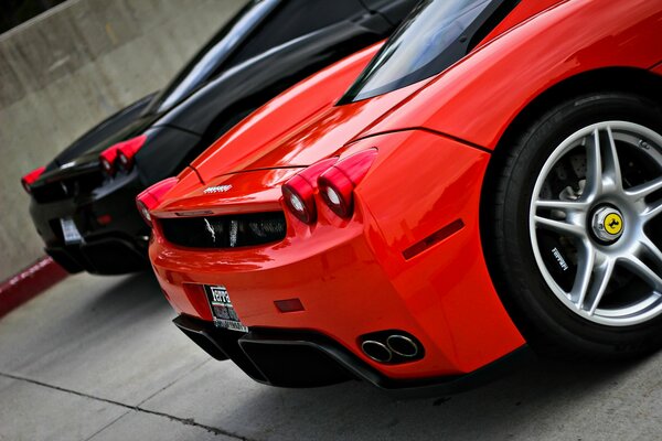 Ferrari rosse e nere in garage