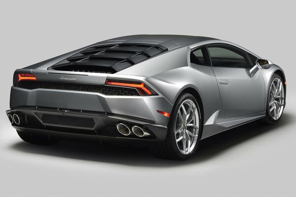 Ein teurer Sportwagen in Stahlfarbe. Lamborghini Hurrikan aus Metall Seitenansicht