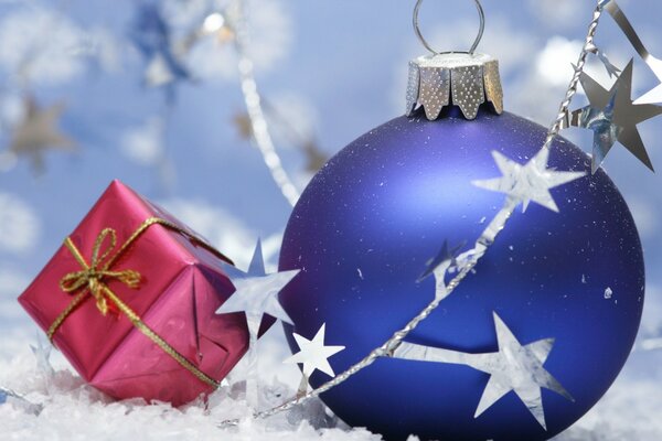 Palla di Natale blu in stelle d argento con piccolo regalo rosso