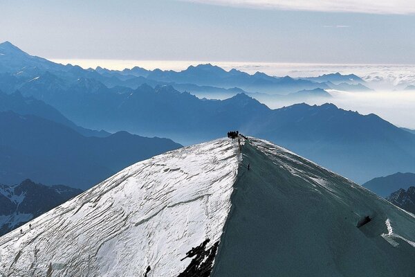 Les gens sur la montagne dans le brouillard