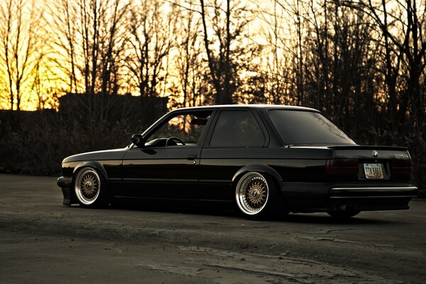 Elegante bmw E30 negro en movimiento