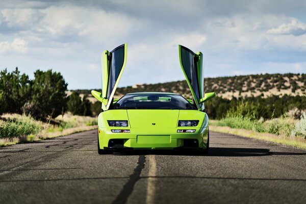 Lamborghini diablo con las puertas abiertas