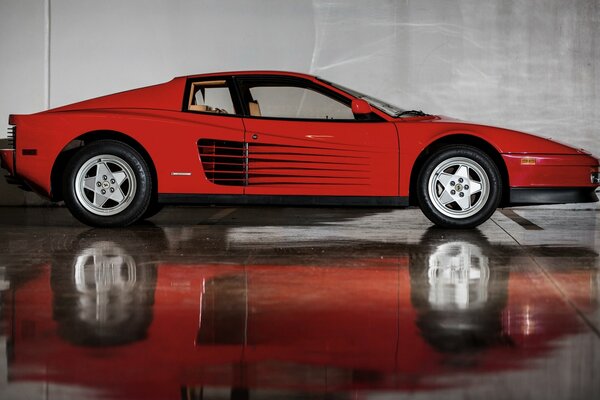 Roter Ferrari Testarossa mit Reflexion auf dem Boden