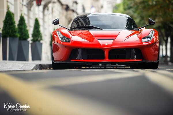 Une Ferrari rouge qui fait le tour de la ville