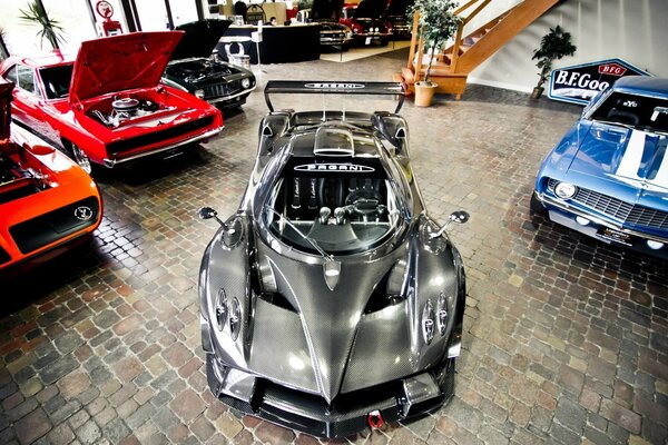 Auto sportiva in acciaio tinta in garage