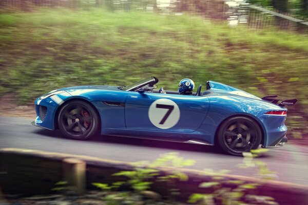 Sportlicher blauer Rennwagen mit Fahrer