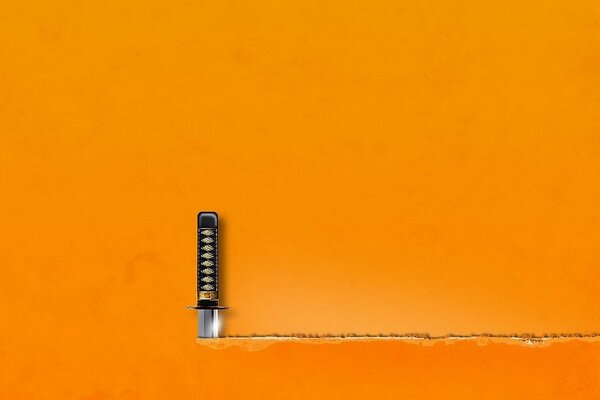 Das Schwert schneidet ein orangefarbenes Blatt