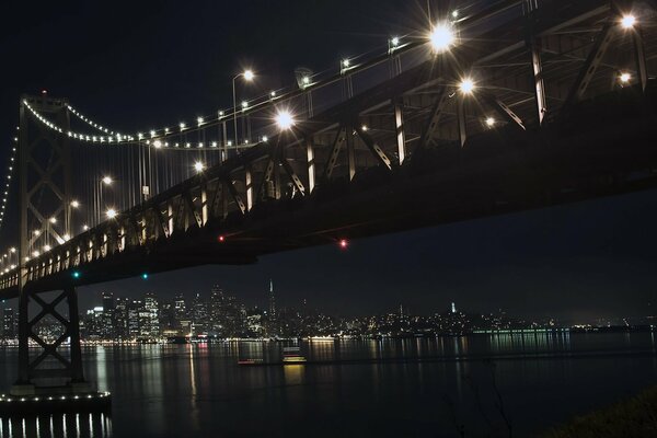 Puente en la noche con el río desde el rascacielos
