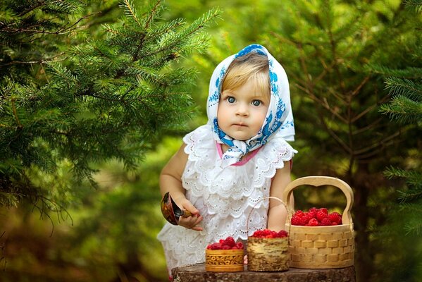 niña niños cesta bayas bosque vista cuchara bebé