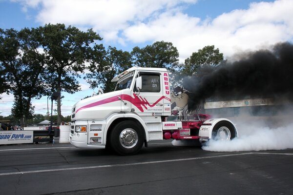Ein weißer LKW führt einen Fast and Furious aus