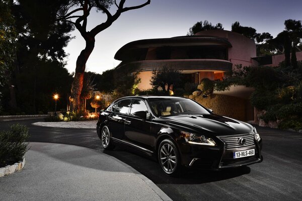 Черный седан Lexus LS вечер рядом с домом