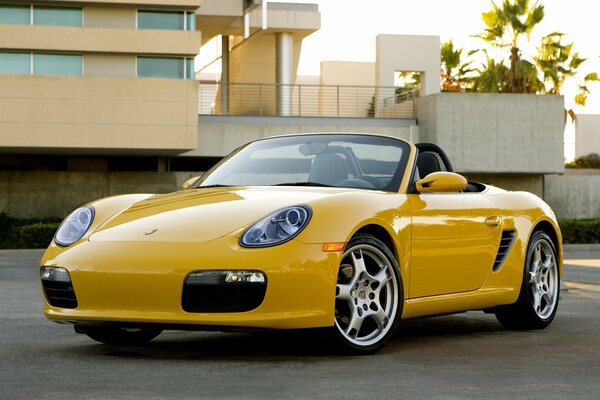 Cabriolet jaune sur fond de maison
