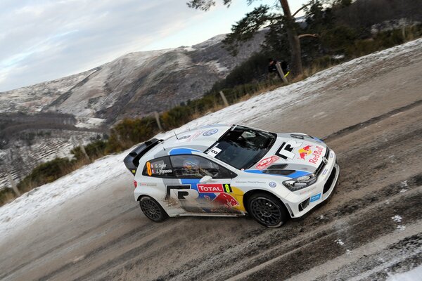 Voiture volkswagen Polo sur fond de montagnes